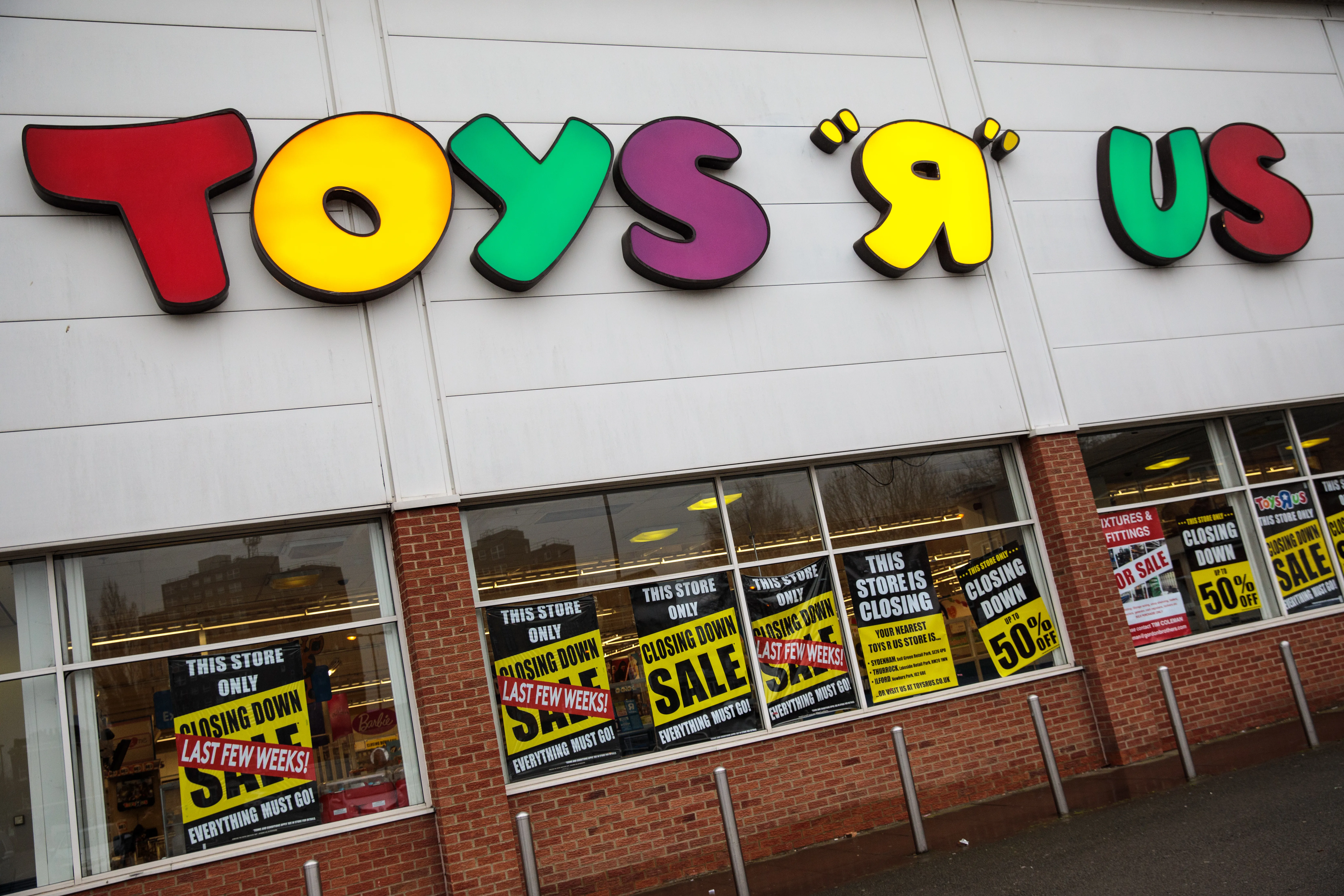 Toys R Us Is Reportedly Closing Half of Its U.S. Stores