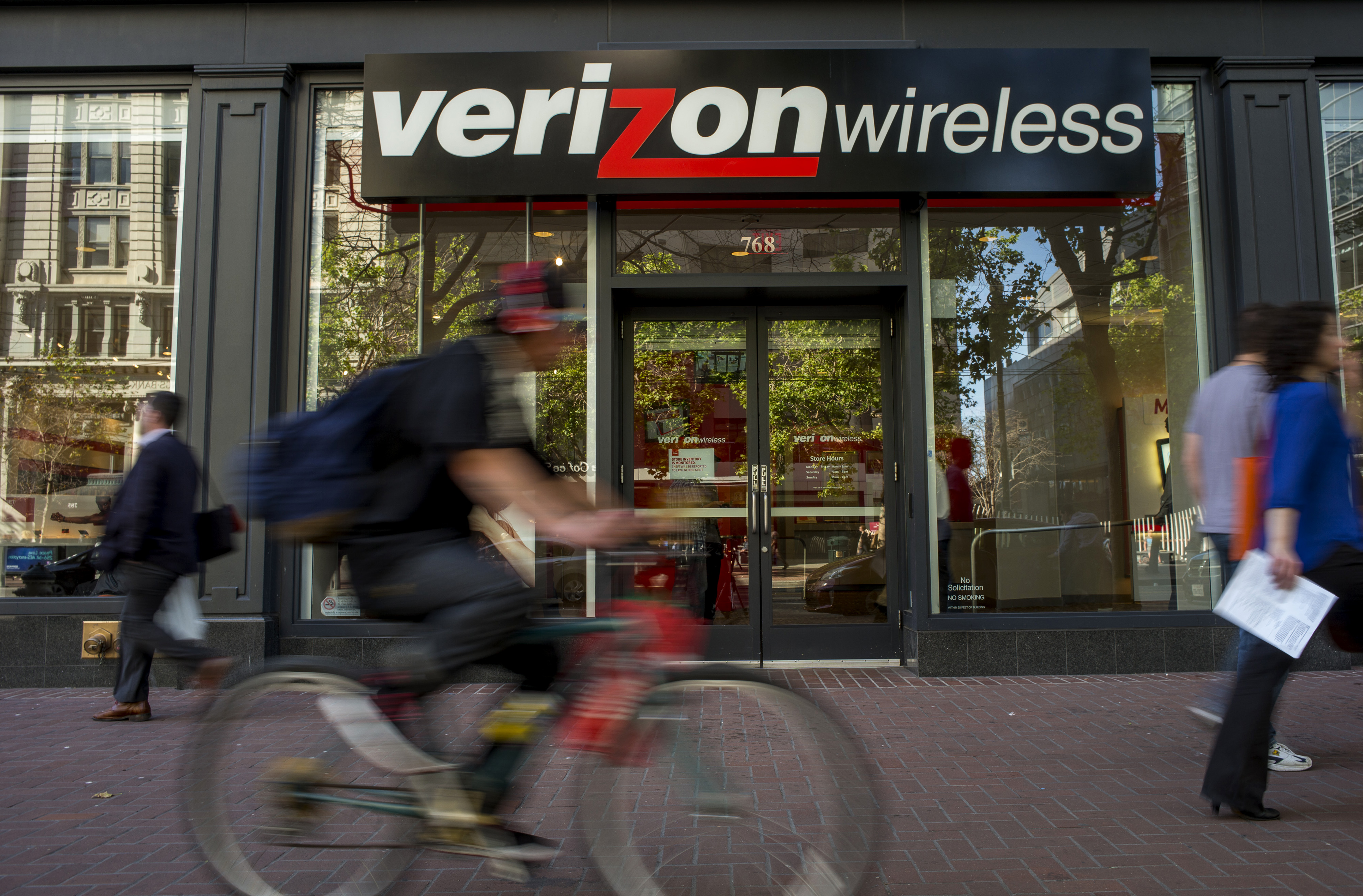 A Verizon Communications Inc. Store Ahead Of Earnings Figures