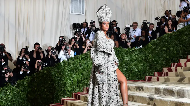 TOPSHOT-US-ENTERTAINMENT-FASHION-METGALA