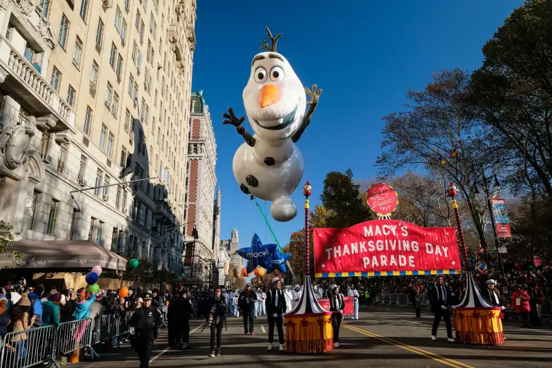 The ultimate Thanksgiving and Black Friday guide: What to know about the  parade, store openings and closures – NBC Chicago