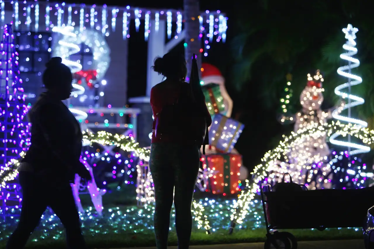 Walking tour of the Christmas holidays light display at Victoria