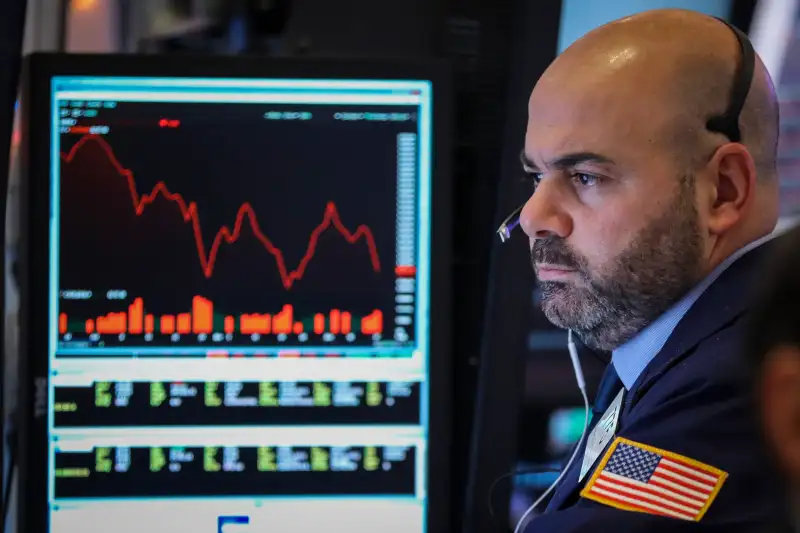 A Turbulent U.S. Stock Market Sends Stocks Down Sharply To Start The Trading Week