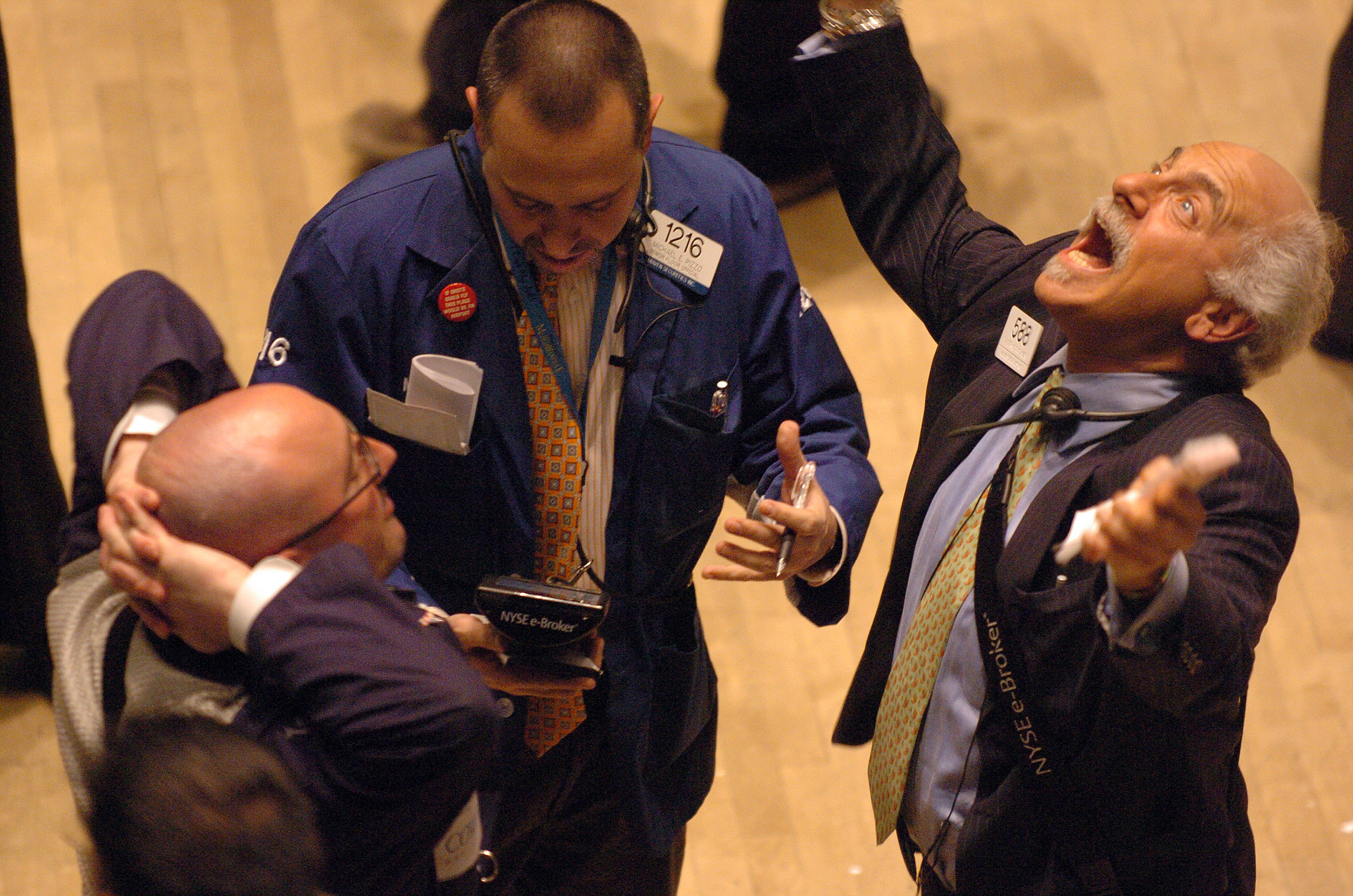 Traders on the floor of the NY Stock Exchange, stocks dropped over 400 pts.