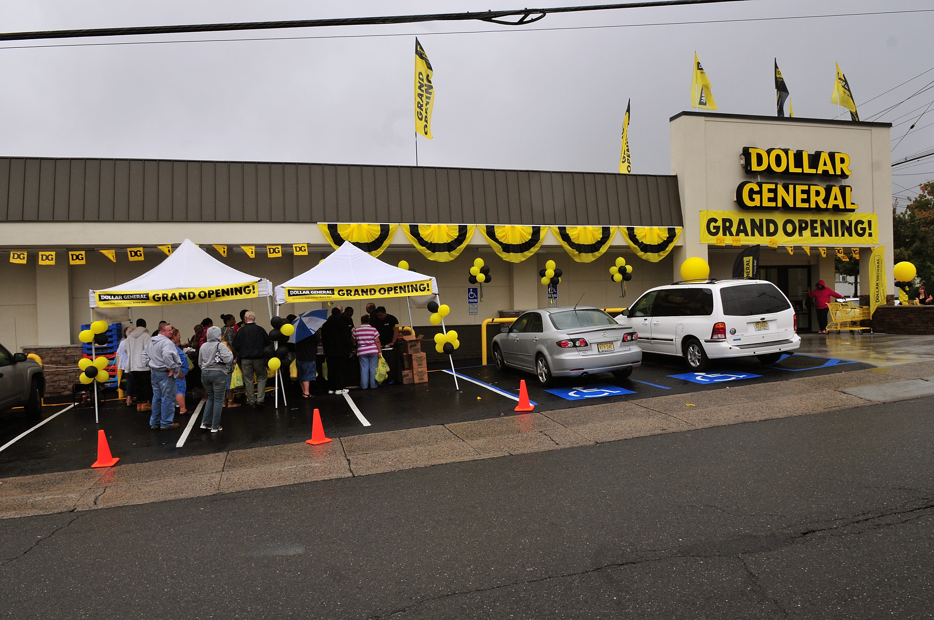 Carl Banks Teams With P &amp; G To Officially Open Three Dollar General Stores