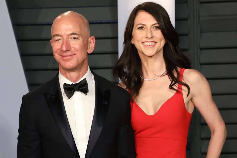Amazon CEO Jeff Bezos (L) and MacKenzie Bezos attend the 2018 Vanity Fair Oscar Party hosted by Radhika Jones at Wallis Annenberg Center for the Performing Arts on March 4, 2018 in Beverly Hills, California.
