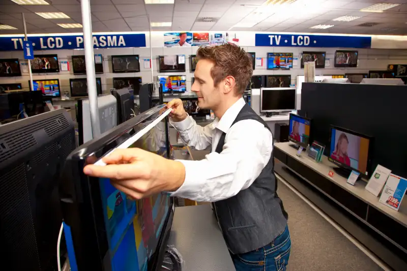 Measuring out a large-sized flatscreen