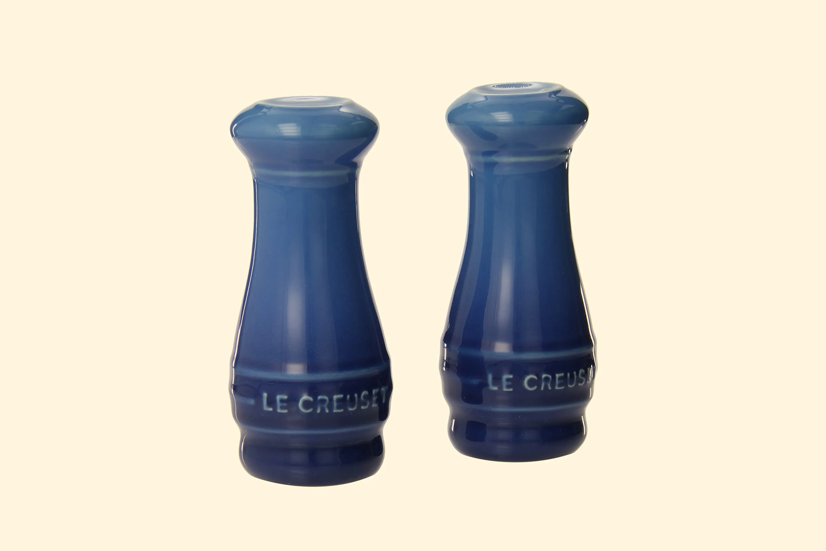  Le Creuset Stoneware Salt & Pepper Shakers Set of 2, 4