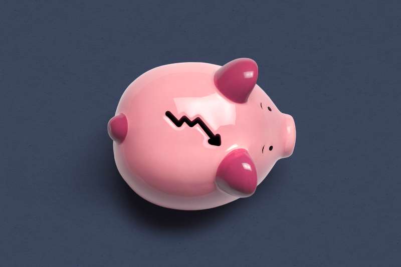 Photo of a piggy bank in top view, the slit is a downward arrow