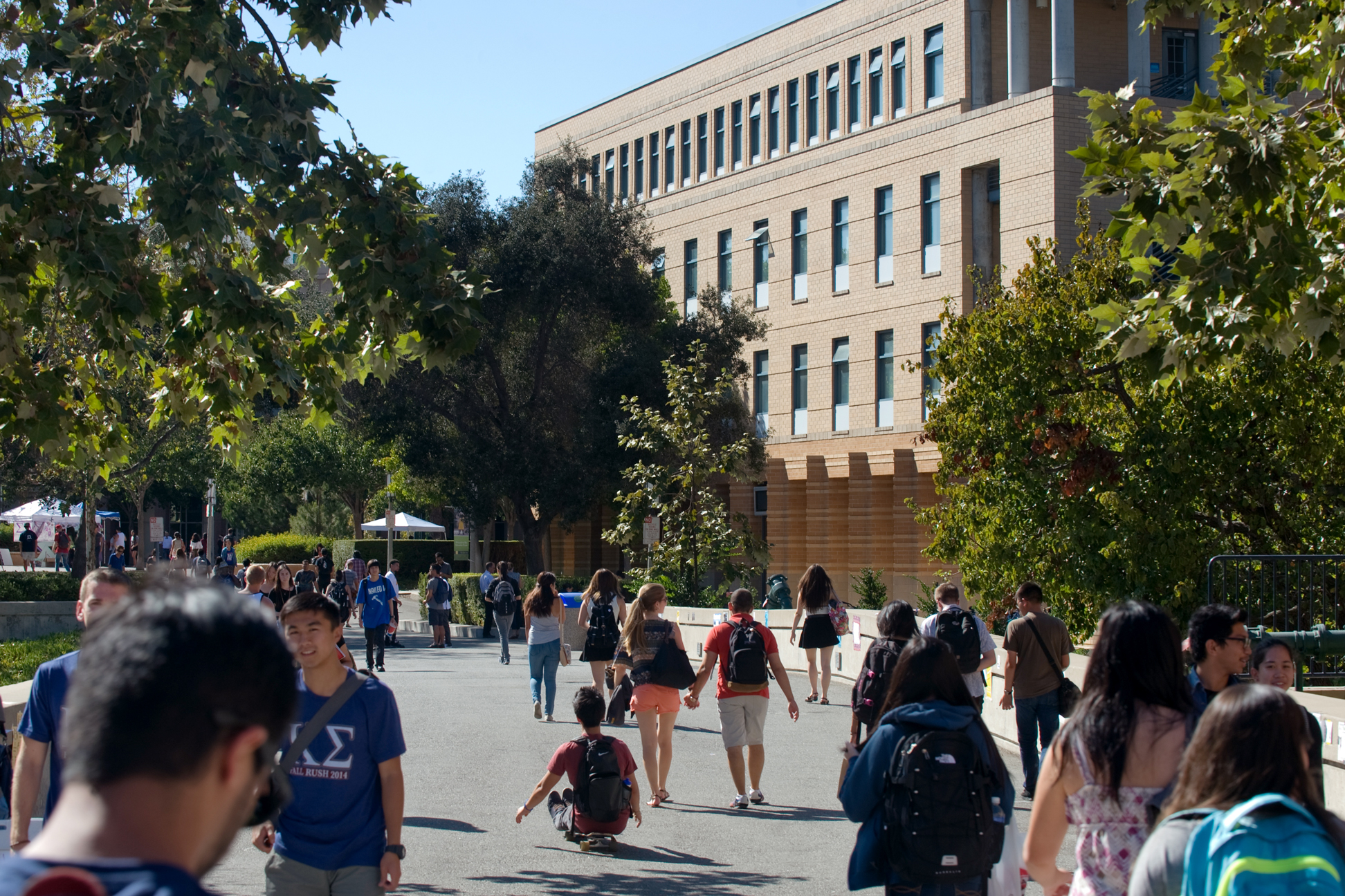 Students walking at the UC Irvine campus
