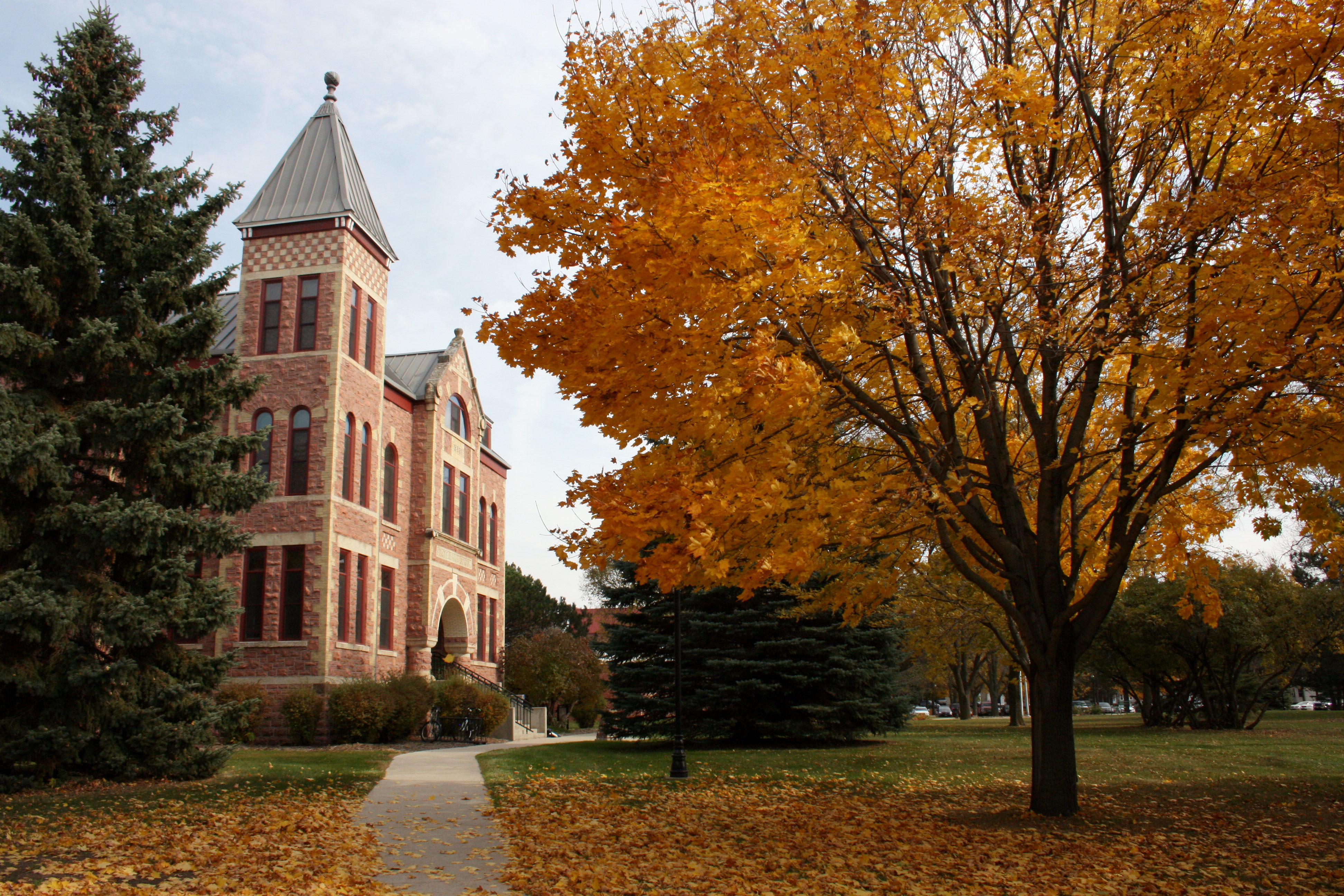 Photo of the North Dakota State Campus in autumn