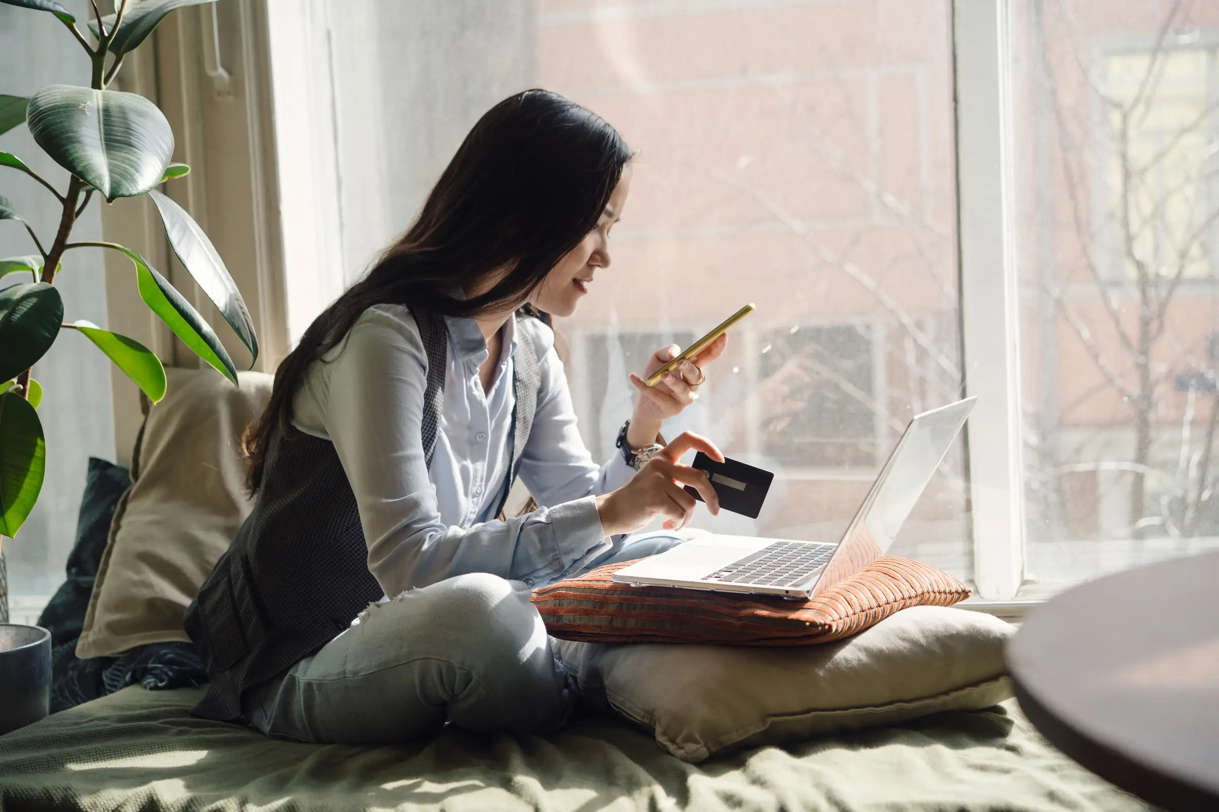 Femme utilisant son ordinateur portable pour consulter son compte bancaire