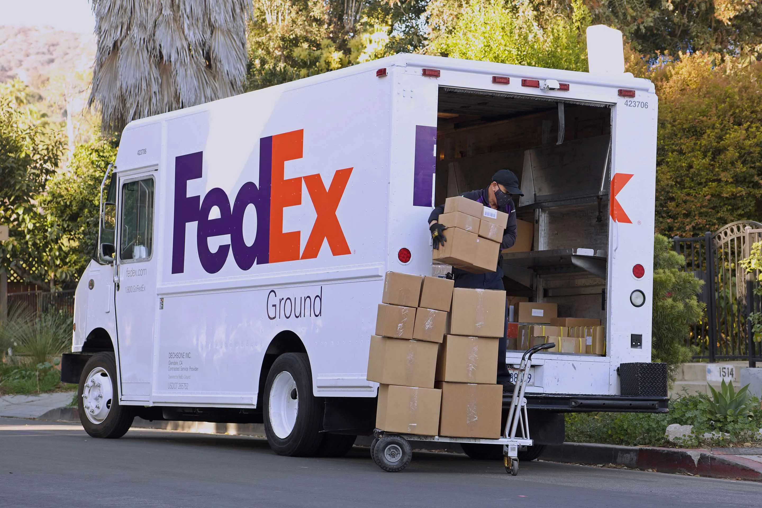 Holiday Shipping Deadlines For UPS, USPS, FedEx, Amazon | Money