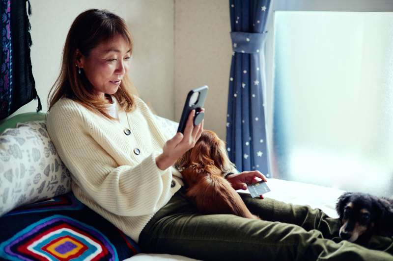 Woman on her bed using a smartphone