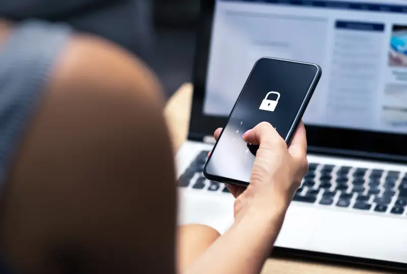 Phishing, pirate de téléphone mobile ou concept de cyber-arn. Mot de passe et connexion du code de réussite dans le smartphone. Menace de sécurité en ligne et fraude. Scammage féminin avec téléphone portable et ordinateur portable