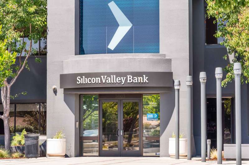 Front view of Silicon Valley Bank building