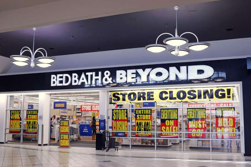 Store closing sale announcement at a Bed Bath & Beyond indoor mall in northern Idaho