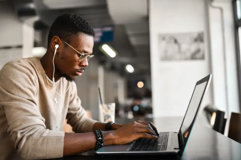 Uomo che lavora sul suo laptop