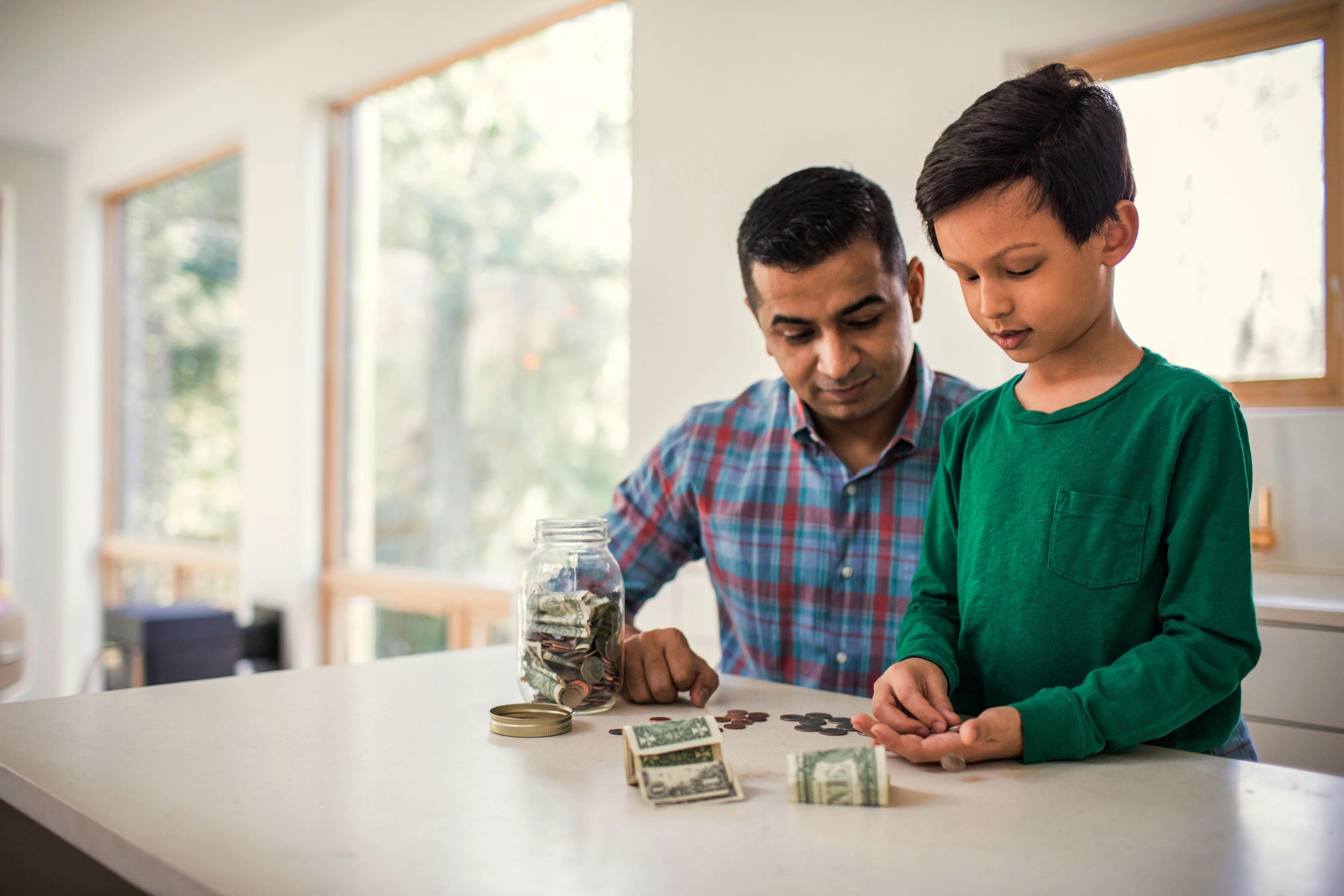 Мы можем стать семьей. Бизнес дети. Отец и деньги психология. Father and son Muslim. Giving money to parents.