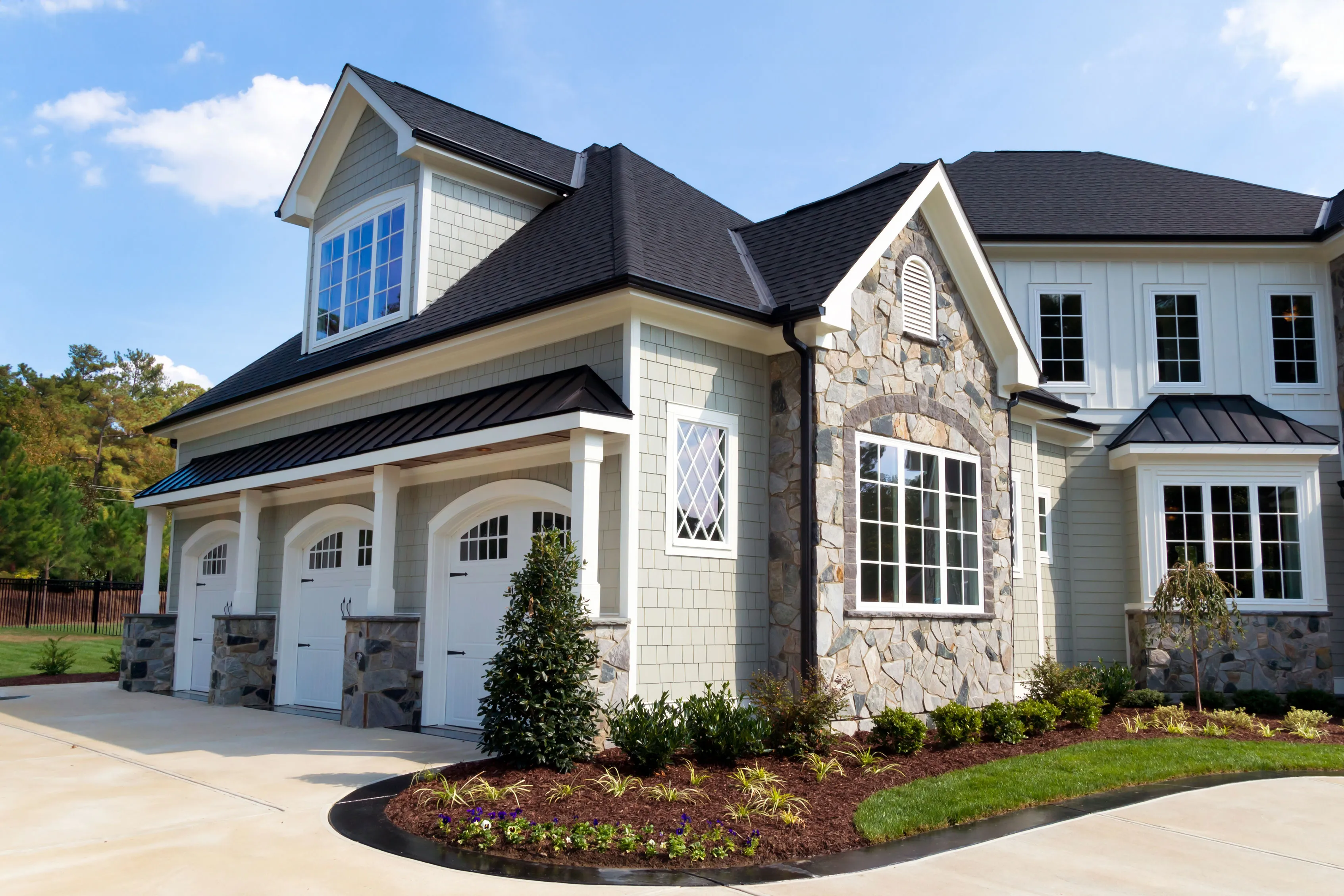 Поставщик домов. Suburban House with Garage.