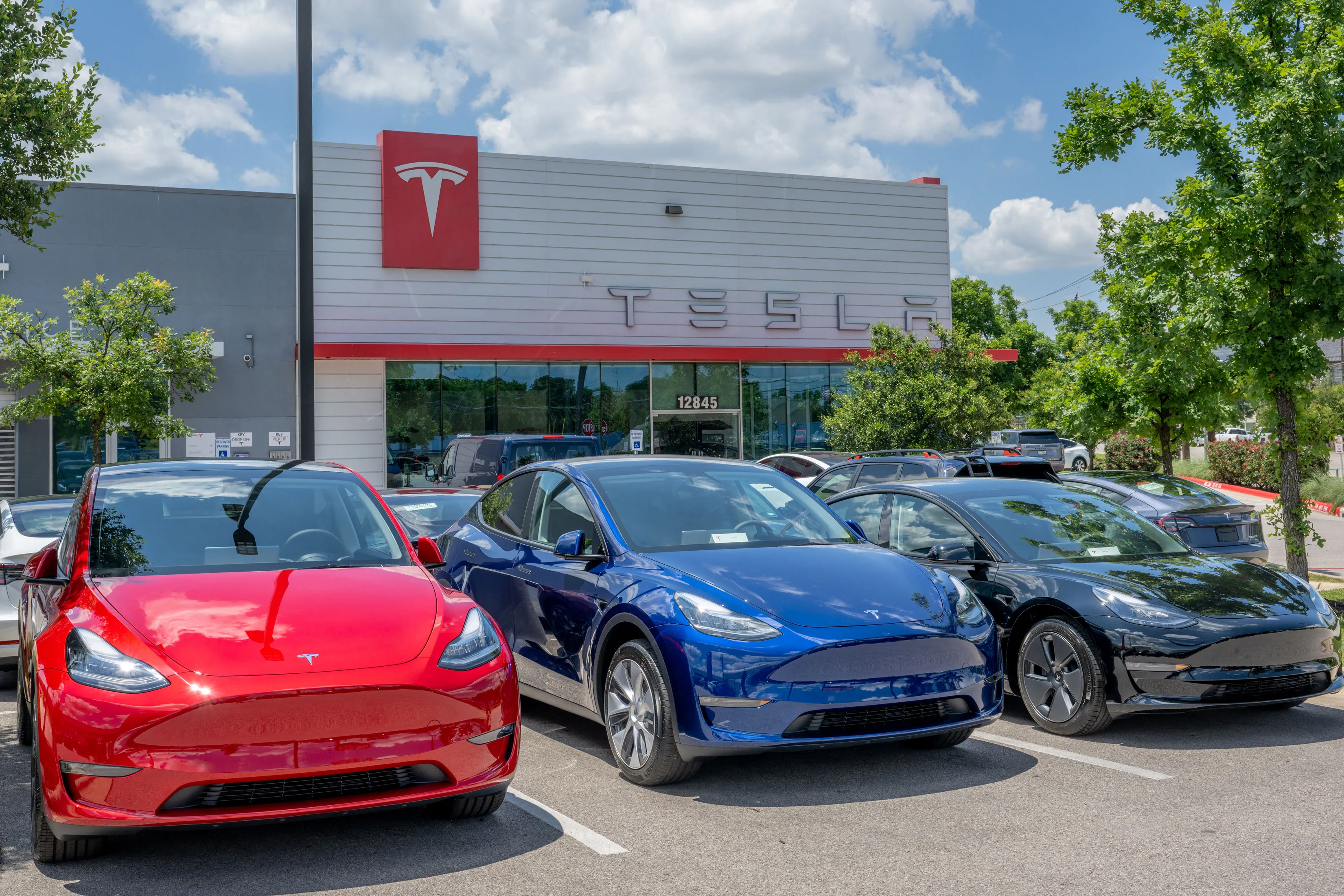 Tesla Offering Auto Loans With 7-Year Financing In USA — And Why