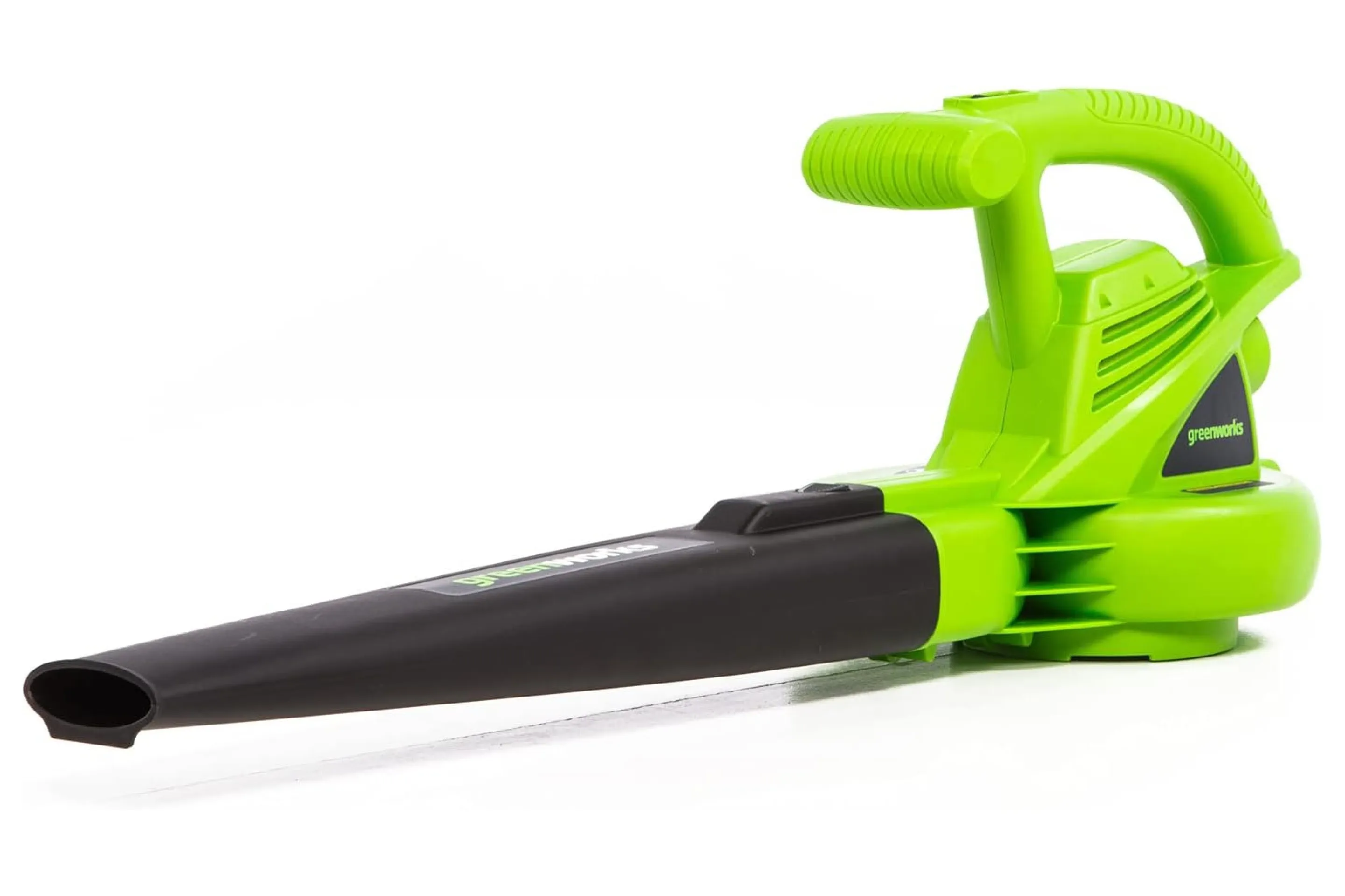 https://img.money.com/2023/08/shopping-greenworks-24012-leaf-blower.jpg